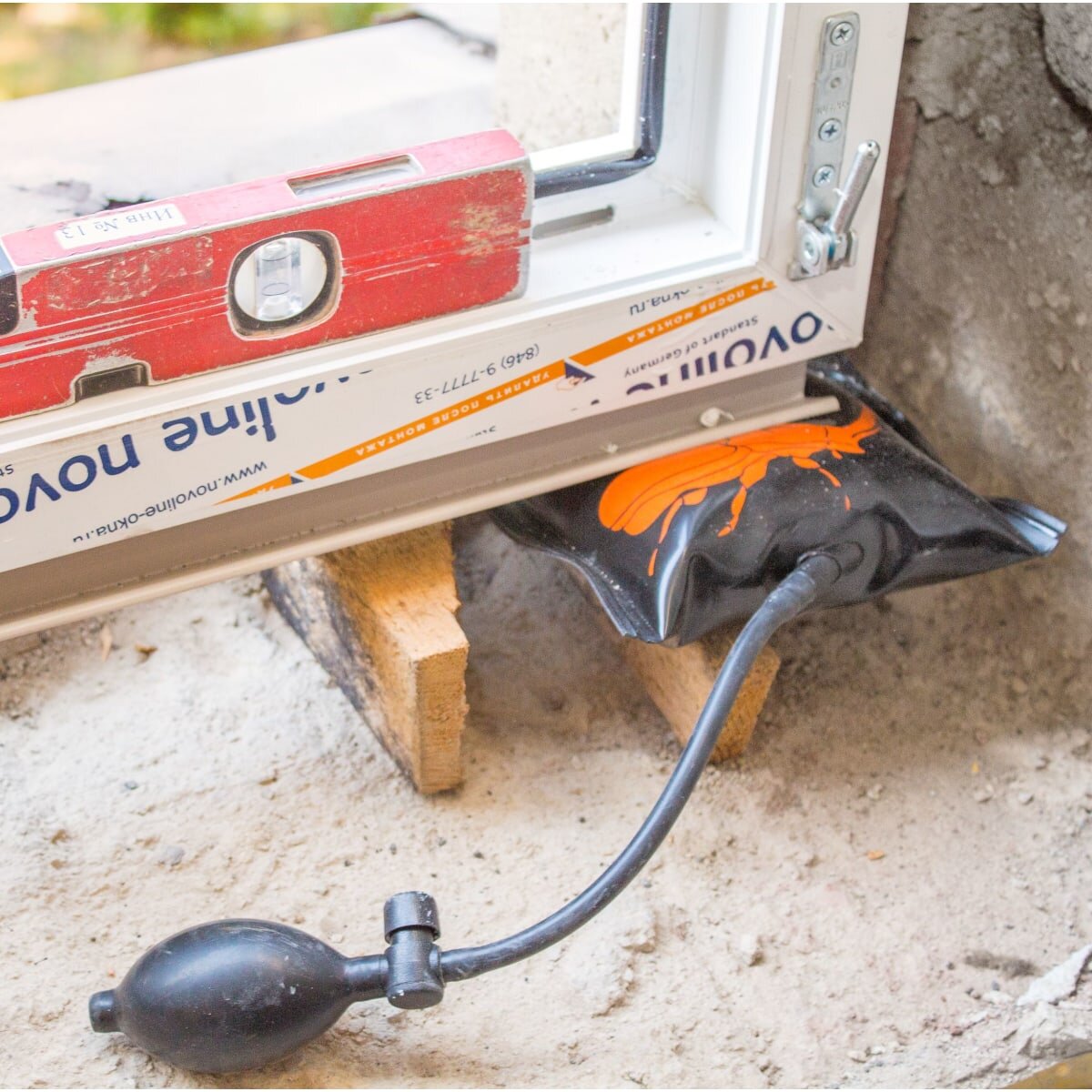 Пневмоклин при установке окна. Фото res.cloudinary.com. ЛИСТАТЬ ДАЛЕЕ>>>