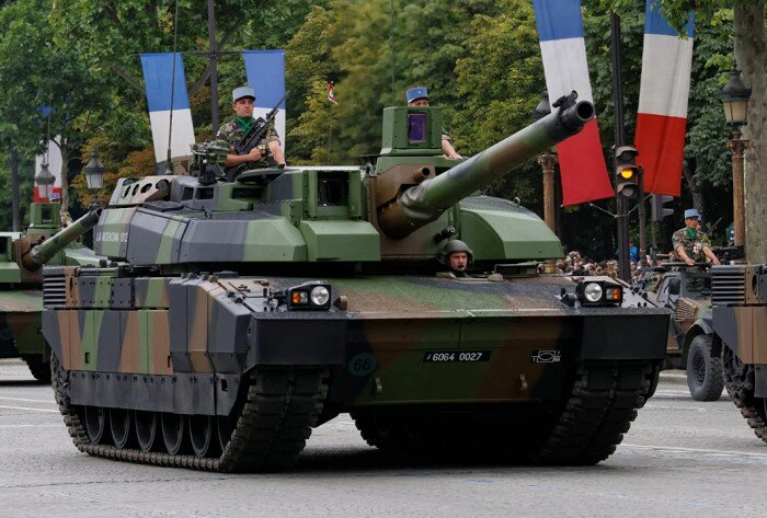 "Леклерк" ВС Пятой Республики на параде независимости.