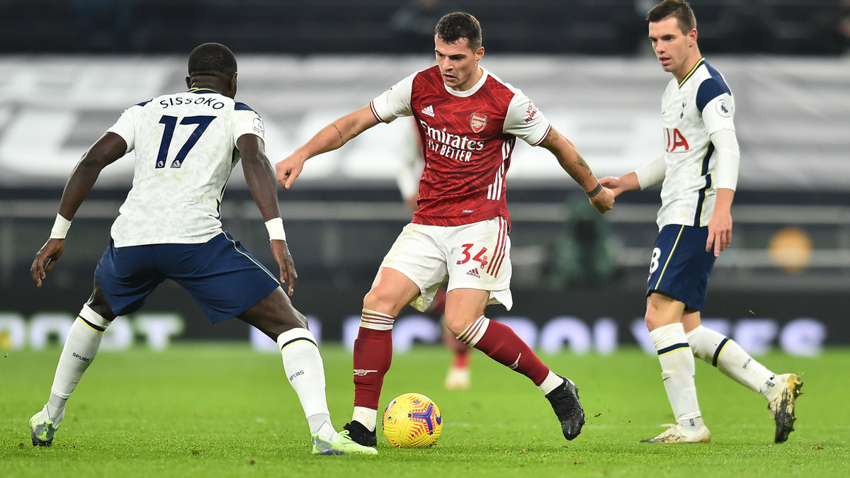 Чемпионат Англии в последнее время очень непредсказуем. Сильнейшие клубы начали сезон неуверенно, а вот средняки этим воспользовались. Кто только не занимал 1-е место за эти 11 туров. Эвертон, Саутгемптон, Лестер и даже Астон Вилла. Но сегодня опять решится судьба 1-го место. И все зависит от матча «Тоттенхэм» – «Арсенал». Если же «Шпоры» выиграют, то они с уверенностью занимают верхнюю строчку. Итак, перемещаемся в Лондон. 