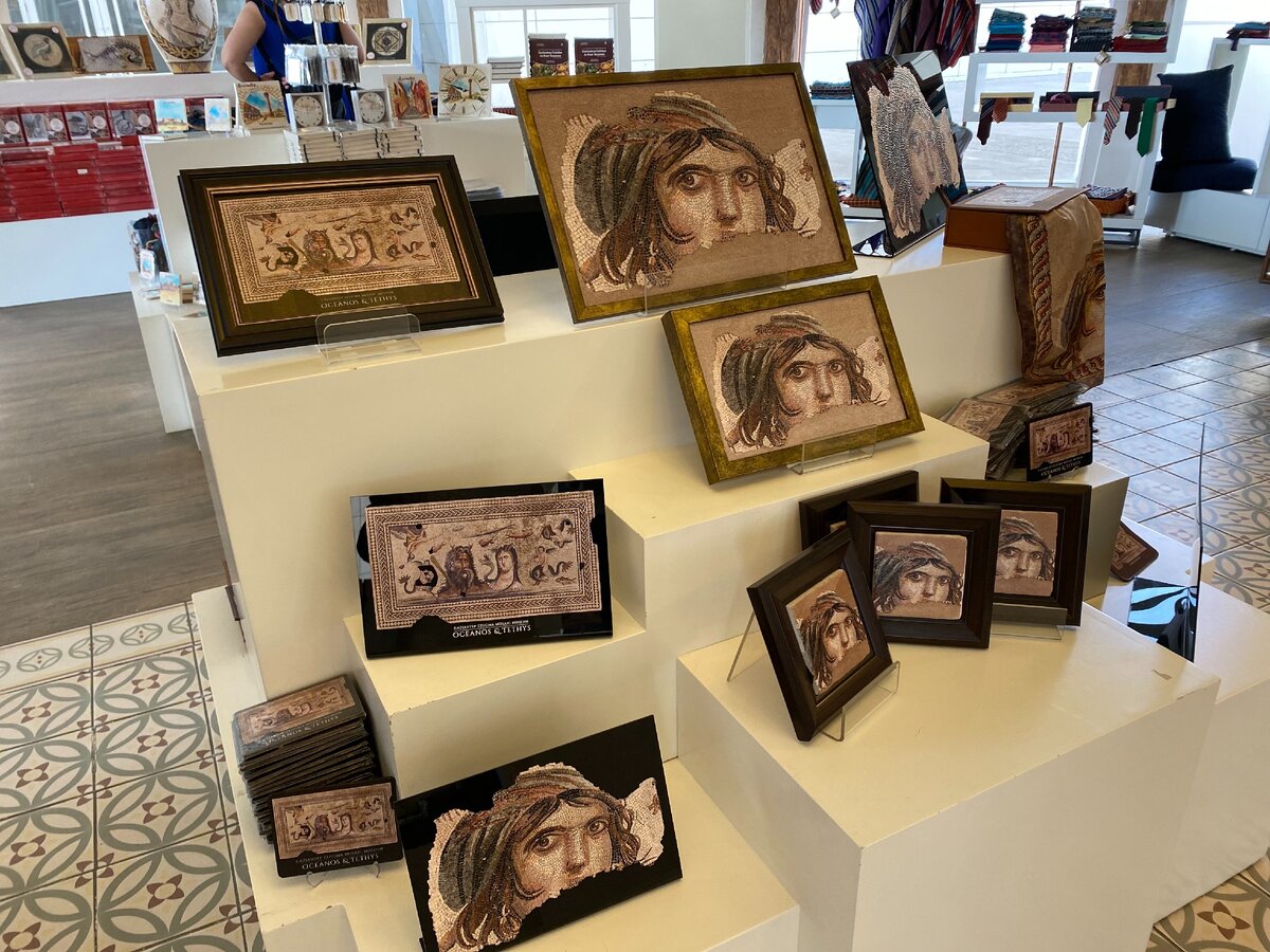 Сувениры в магазине при музее