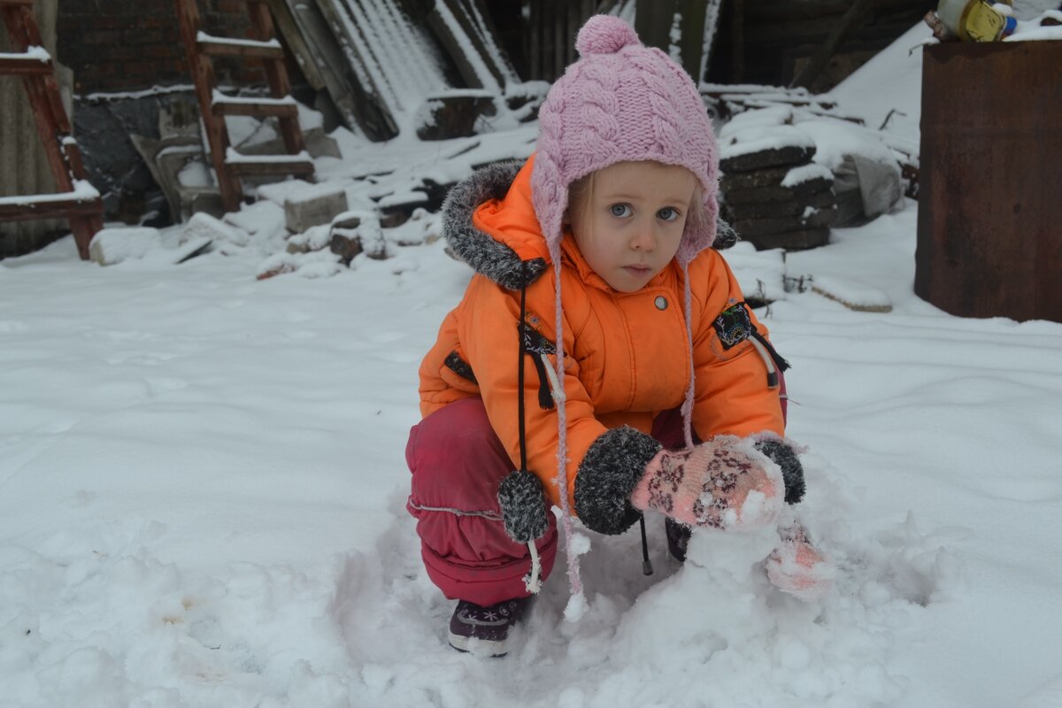 Знает создатель шедевра: с гипсом и мрамором любой ремесленник справиться может, а ты попробуй из снега что-нибудь создай. Тут – дело очень серьезное. Начинает мастер снег катать. Видит он в нем будущие очертания своего творения. Никто этого не видит, а он видит! Этим и отличается гений от обычного человека.
