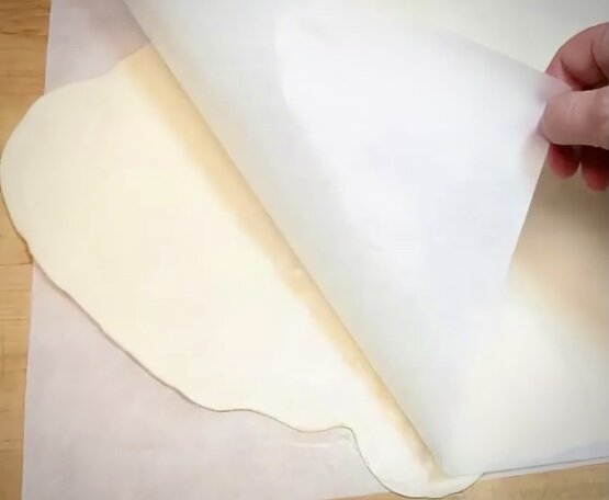 Раскатываем тесто между листами пергамента