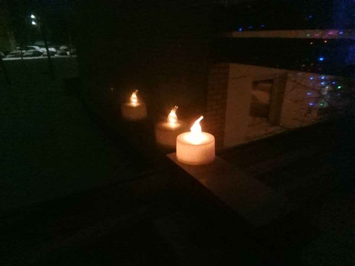 Свеча на окне, зажжённая в память о событиях 13 января 1991 года в Вильнюсе. 