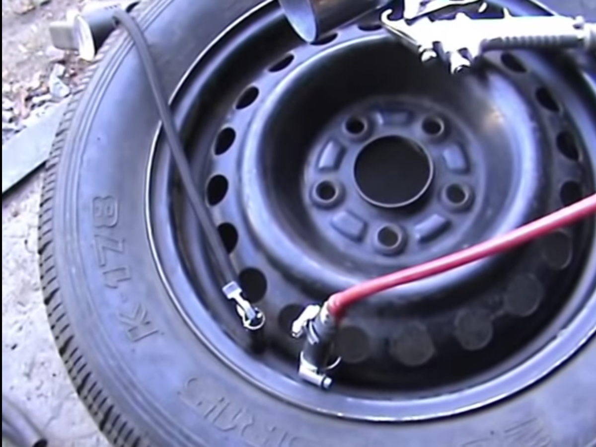 Таким образом.одир ниппель не накачку колеса,другой на краскопульт.