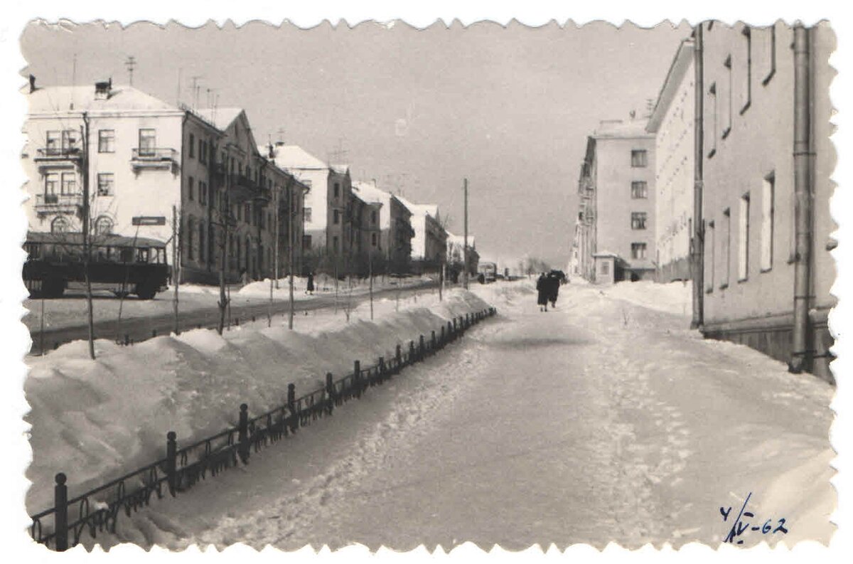 Зимой и весной в Кирово-Чепецке всегда много снега. Фото 4 апреля 1962 г.