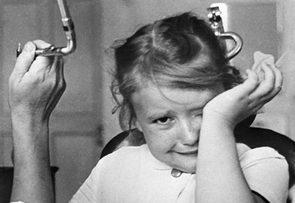 Стоматология в начале 20 века. Бормашина стоматология 1980 года. Как раньше лечили детей. Стоматология в ссср ужас. Стоматология в начале 20 века.