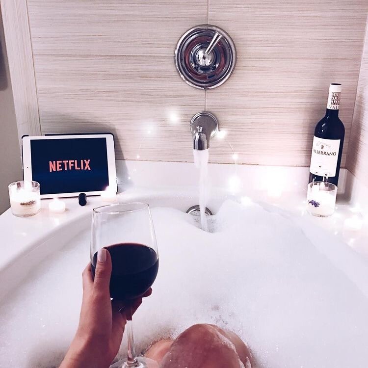 22 января мультимедийная компания Netflix одержала первую серьёзную победу в большом кино. «Рома» — драма мексиканского режиссера Альфонсо Куарона — взяла 10 номинаций (включая «Лучший фильм») на предстоящем «Оскаре». Но помимо этой картины, в 2018 году, Netflix выпустил несколько громких премьер.  Рассказываю о пяти фильмах, на которые точно стоит обратить внимание.
