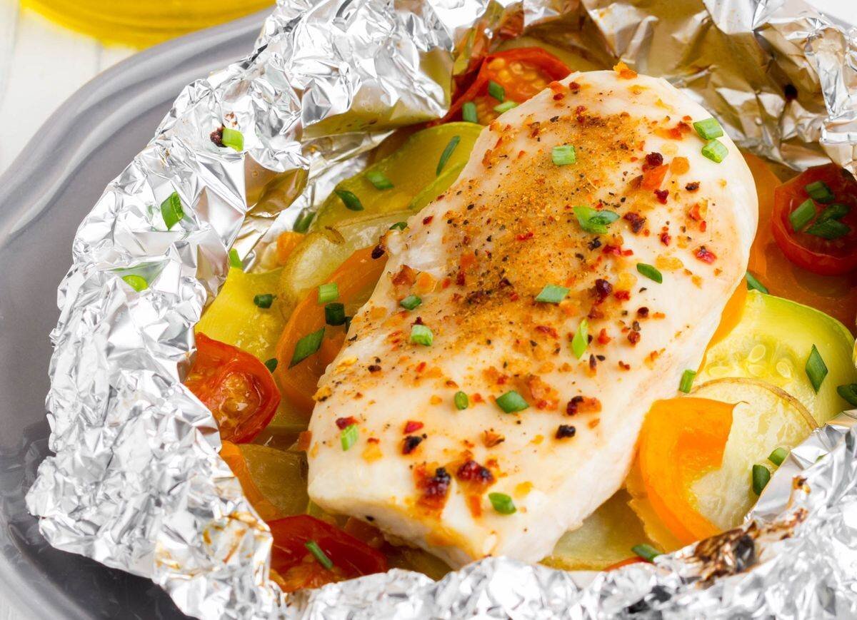 Лангет куриный. Запеченная куриная грудка. Куриное филе запеченное в духовке. Куриная грудка в духовке. Диетическая запеченная курица.