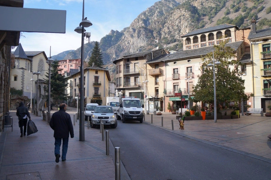 Андорра-ла-Велья напоминает тихий провинциальный город. Находится столица в центре княжества на берегу реки Валира.