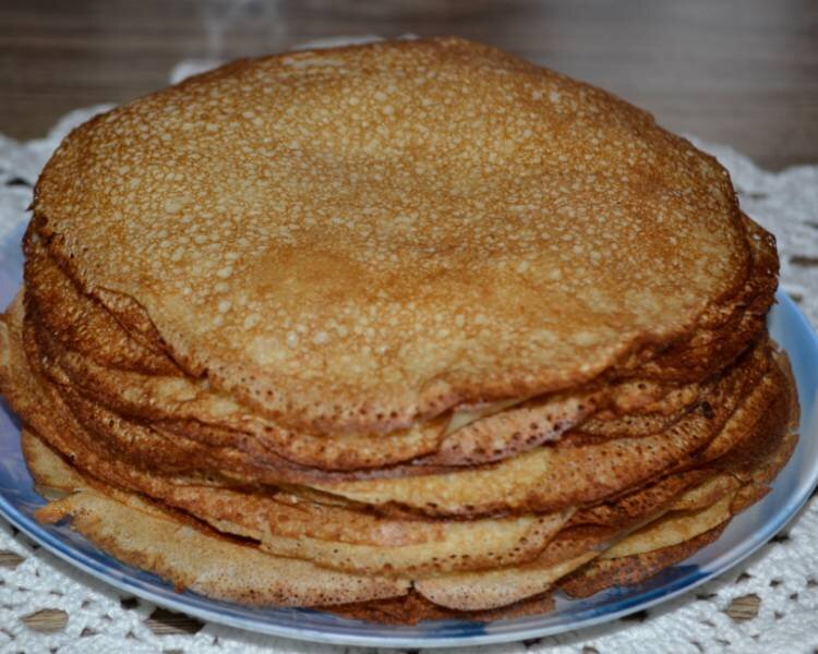 Блины на кислом молоке с дырочками с кипятком. Ажурные блинчики на кефире. Блины на кефире с кипятком с дырочками. Блины бездрожжевые на кефире.