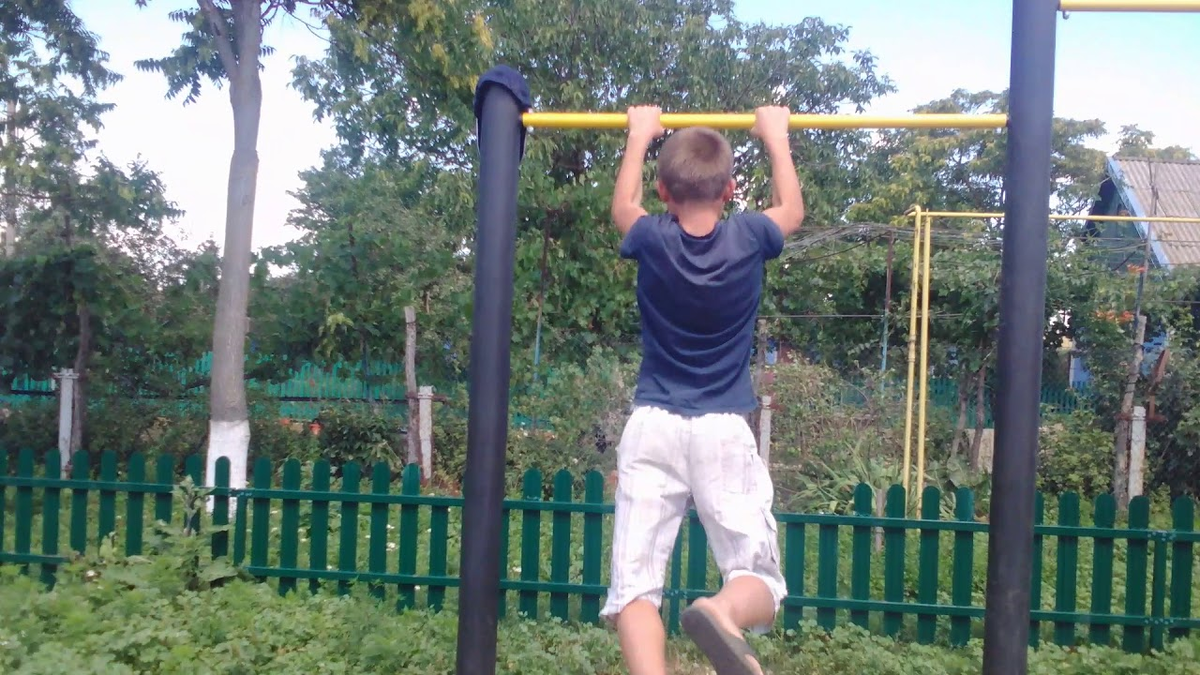 Ну и откусил бы после. Нет, ни раньше, ни позже, а именно в ту секунду. Булка попала в дыхательные пути.