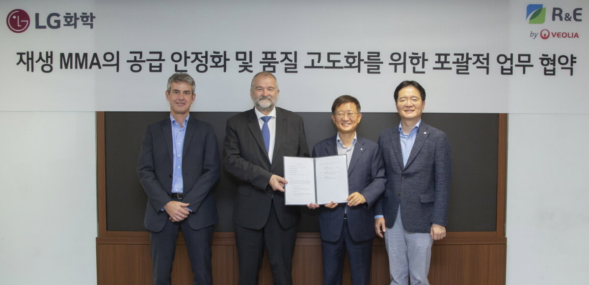 Представители  LG Chem и Veolia Korea позируют после подписания соглашения о  партнерстве в LG Twin Towers в Ёыидо, западный Сеул, в понедельник.  Справа налево - Шим Кю Сок, глава подразделения LG Chem по производству  АБС; Ро Гук Рэ, председатель правления нефтехимической компании LG Chem;  генеральный директор Veolia Korea Марсель Габорель и главный  операционный директор Veolia Korea Клиссон Гийом (LG Chem)
