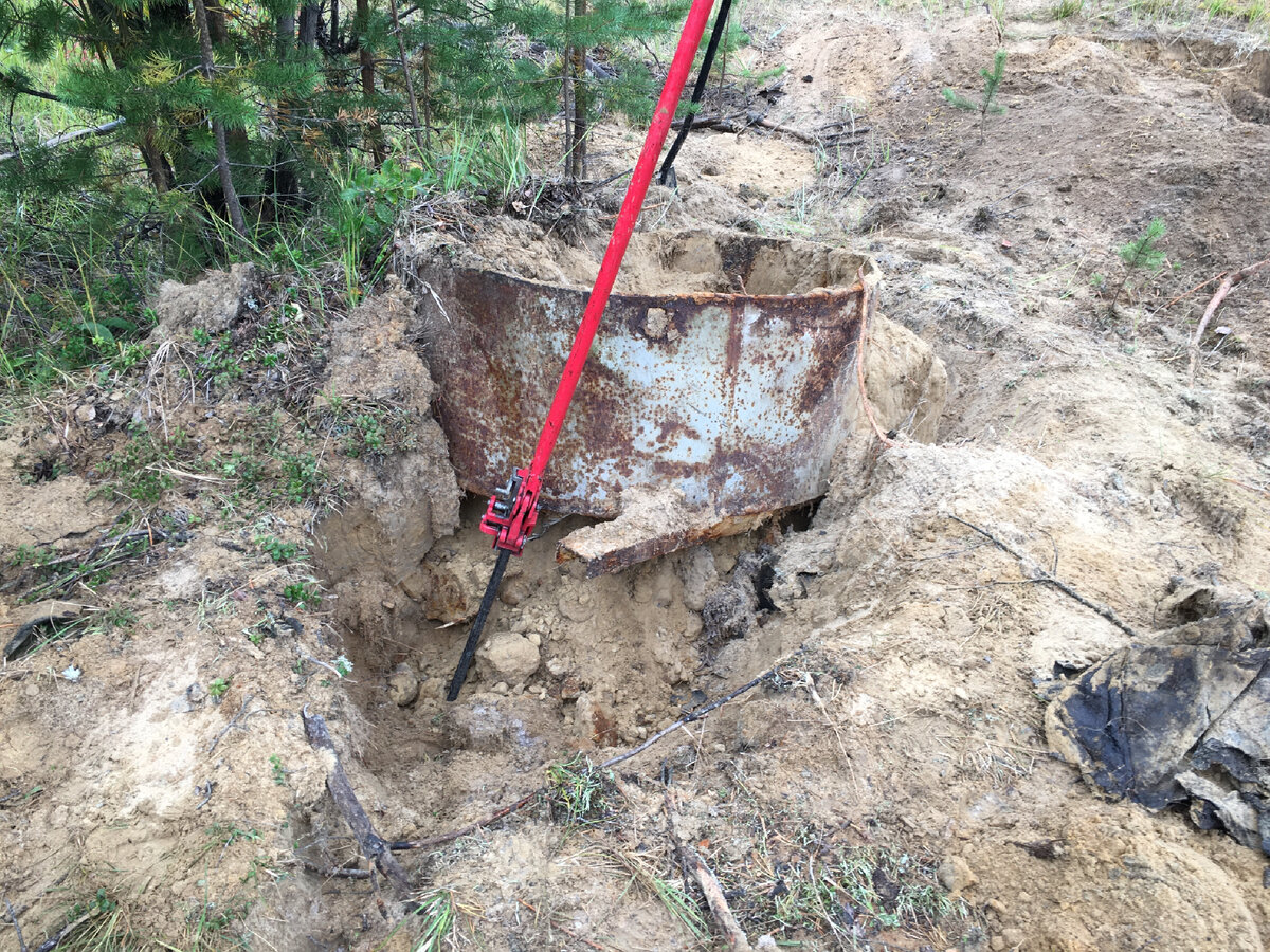 Поднимаю кольцо трубы домкратом