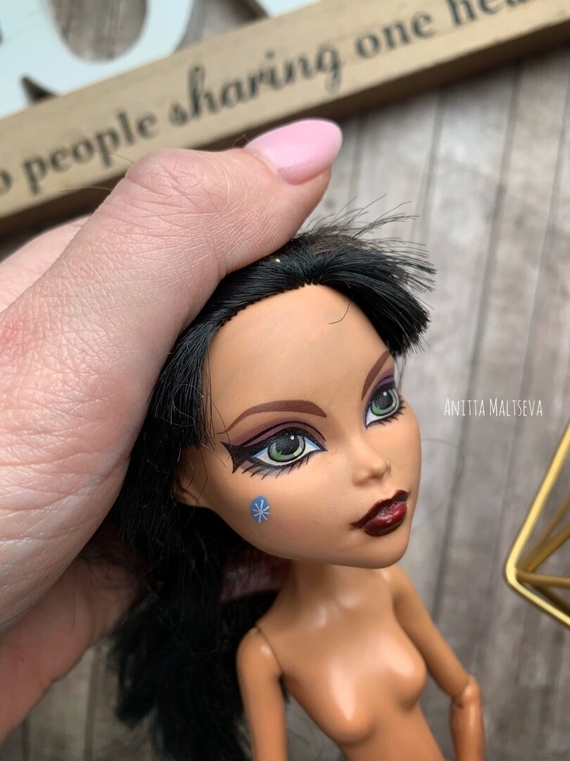 Кукла изначально была довольно грязной. Видно, что дети очень любили с ней играть