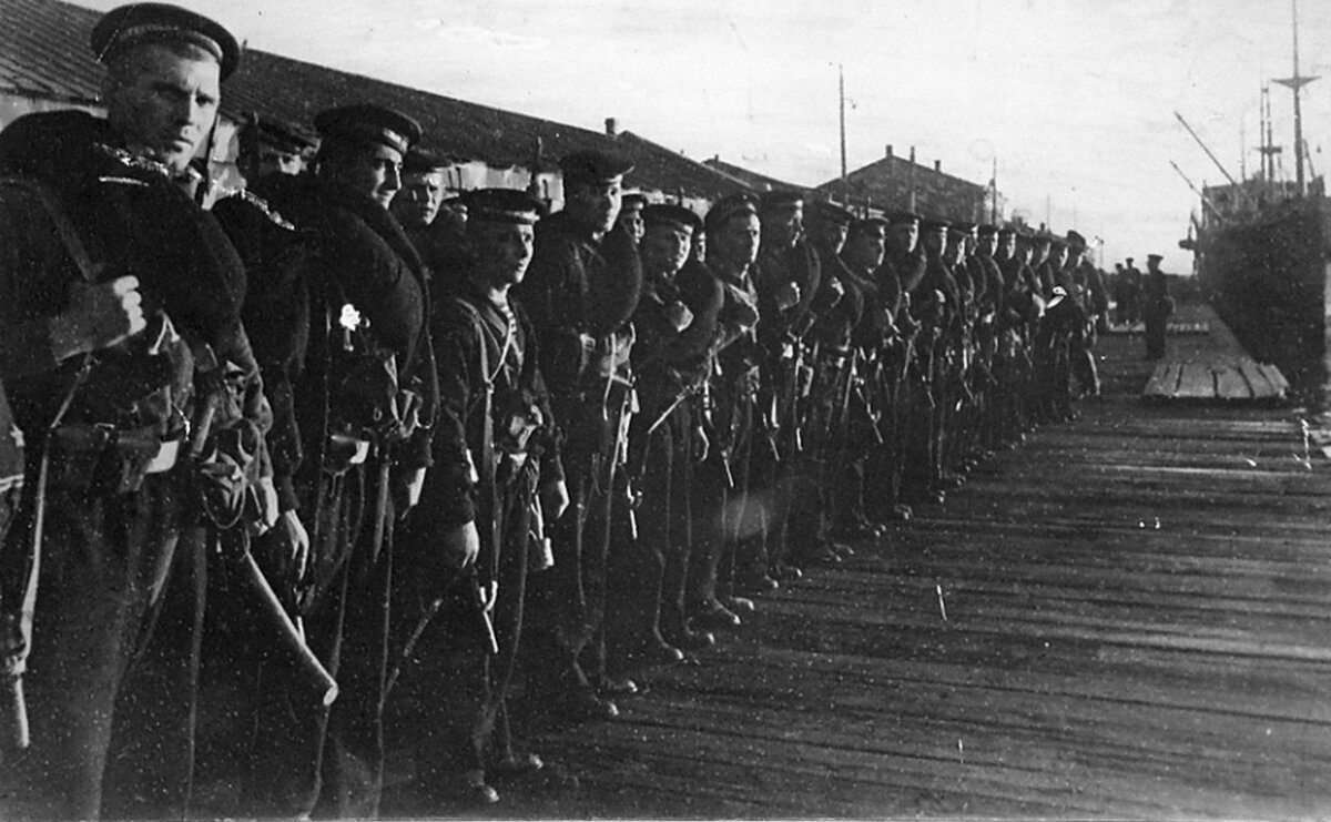 1941, 18 октября - Государственный Комитет Обороны принял решение о формировании 25 отдельных морских стрелковых бригад для действий на тех направлениях, где создалась особенно неблагоприятная обстановка, в частности при обороне Москвы. 