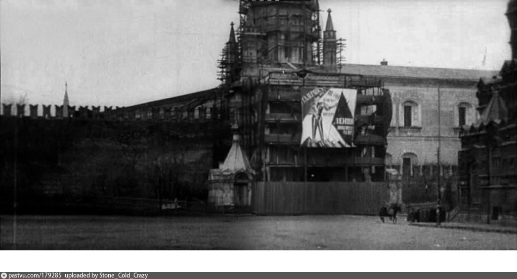 Закрытые на реконструкция ворота. На лесах висят советские плакаты. 1918 год