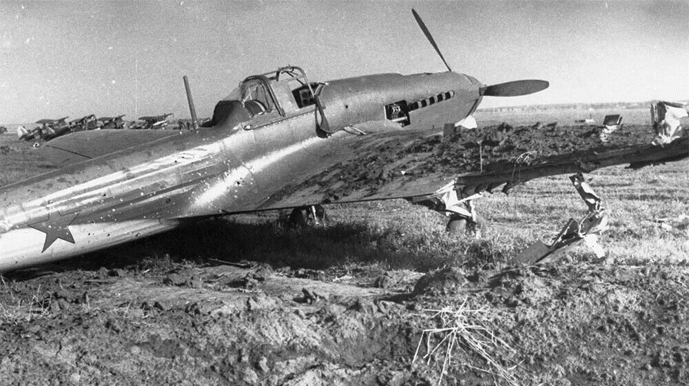 Как видим, ИЛ-2 с измочаленной третью плоскости, оторванным элероном и пробитым фюзеляжем - всё-таки стоит на шасси. Значит, успешно приземлился. 