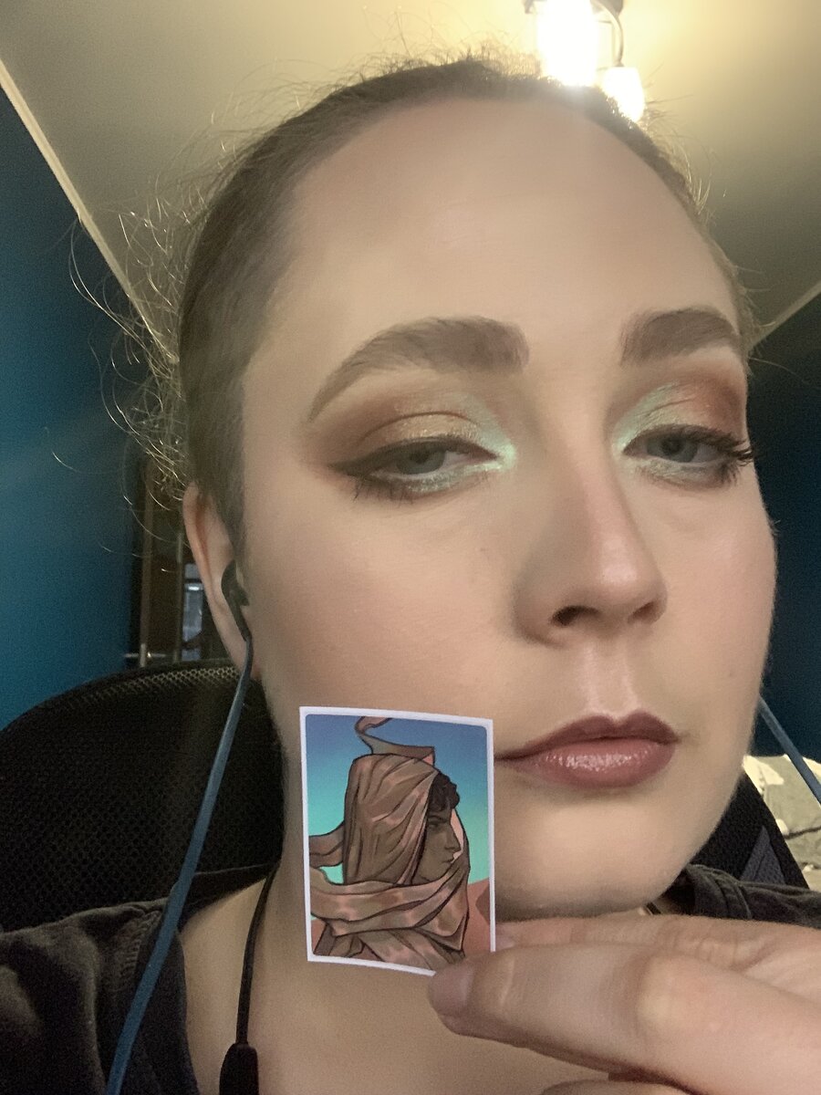 Вот такая красота у мен получилась!
Мне очень понравлся этот наборчик!
Я бы сказала что он и вправду мне заменил кота. Максимально лаконичный и максимально красивый! Все оттенки наносила без клея, так как они были малодисперсными ->