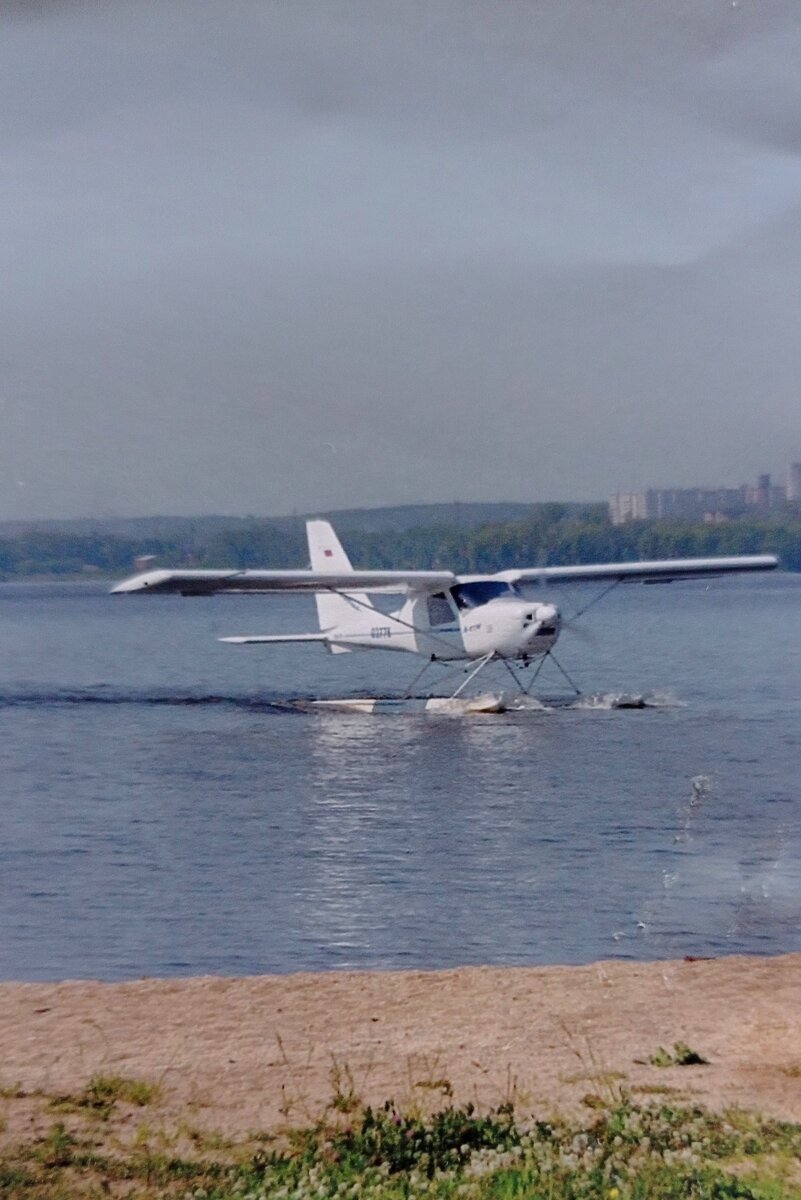Гидросамолёт на воде
