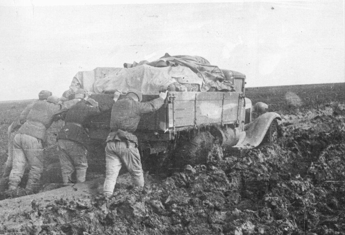 Красноармейцы выталкивают грузовик ГАЗ-АА, застрявший на раскисшей дороге под Кривым Рогом.