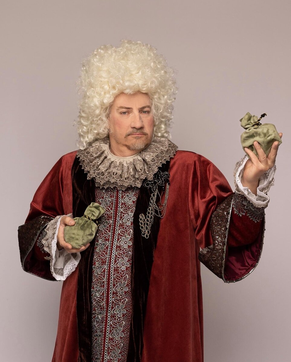 Алексей Власов в образе Панталоне в спектакле «Слуга двух господ»