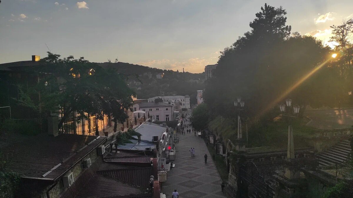 Вид с моста от Филармонии на улицу Карла Маркса