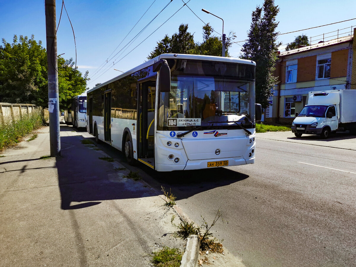 Автобус ЛиАЗ-5292 на улице Ульянова у автостанции. Маршрут № 104.