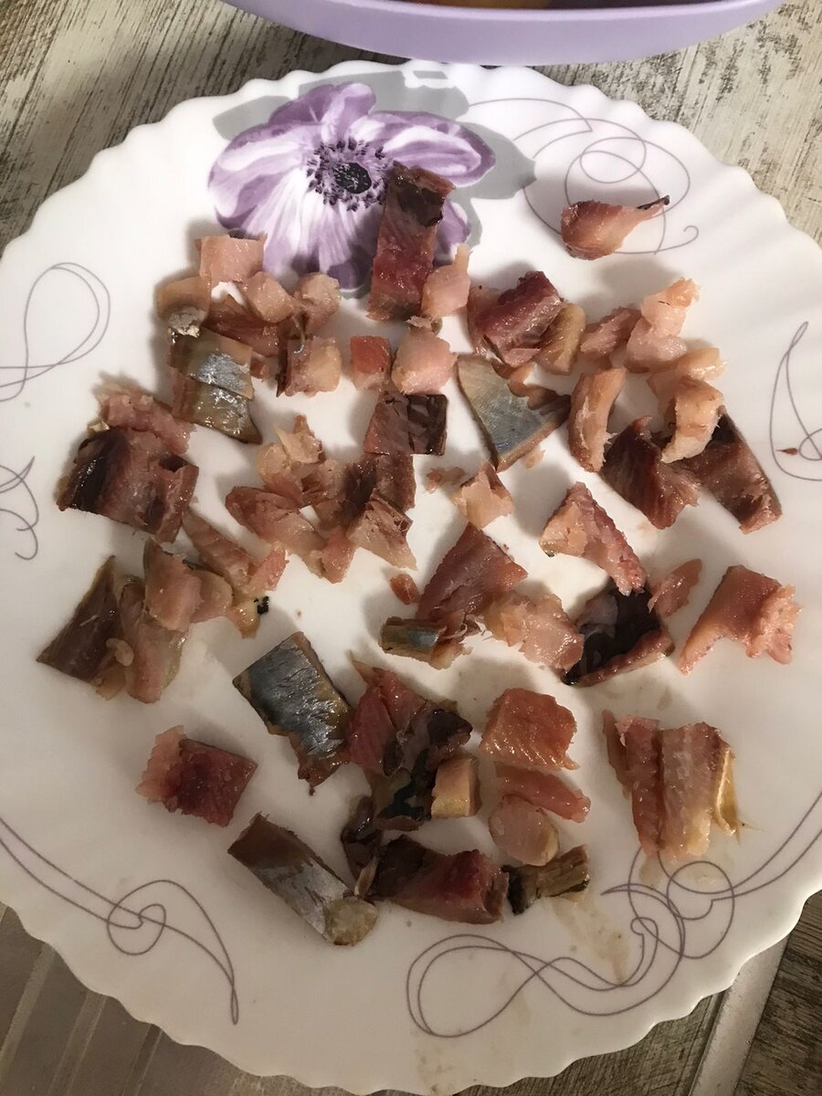 Кусочки селедки разложить по тарелке