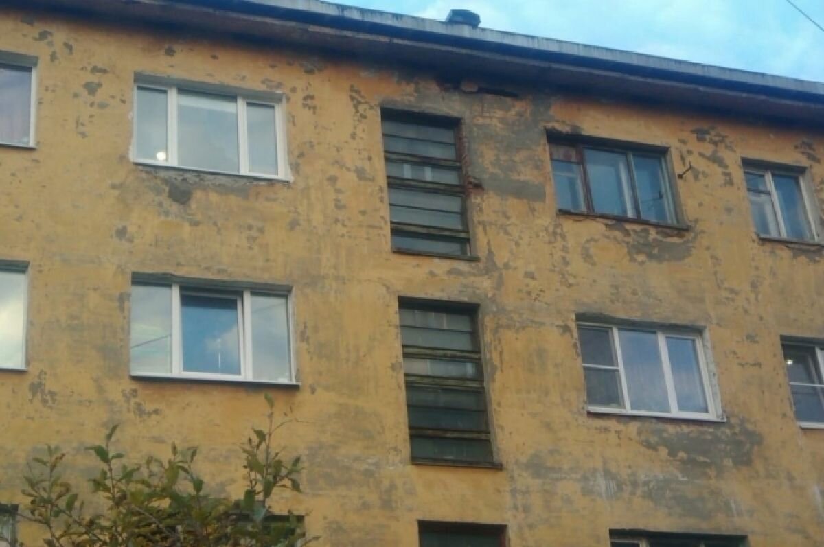    Соцсети: в Мурманске на улице Буркова фасад дома сыпется над подъездом