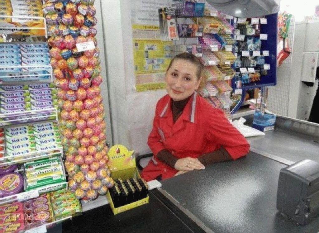 Продавец в магазине продуктов. Продавщица в магазине. Продавец в магазин 24 часа. Продавец в магазин 24 часа. Картинка продавец в магазине.