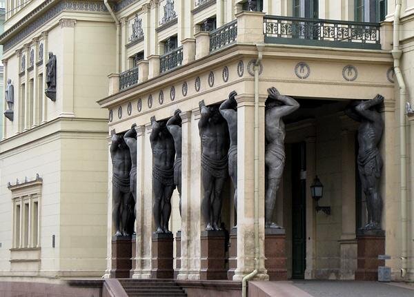 Атланты у входа в Новый Эрмитаж