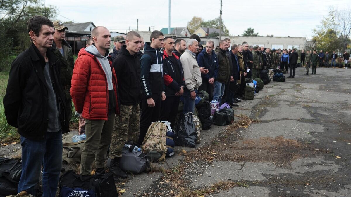    Мужчины, призванные на военную службу в ходе частичной мобилизации, во дворе сборного пункта военного комиссариата Тамбовской области© РИА Новости / Алексей Сухоруков