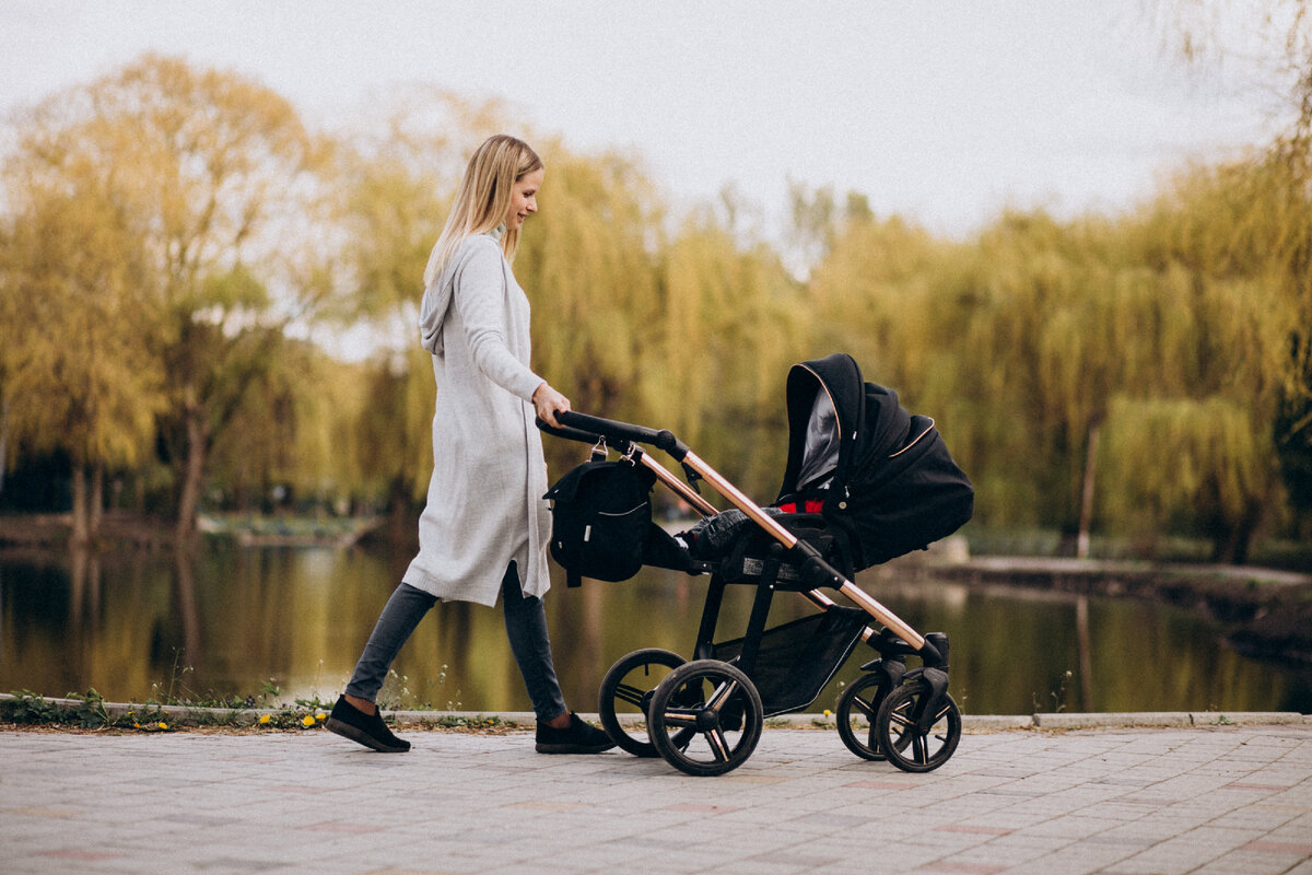 <a href="https://ru.freepik.com/free-photo/young-mother-walking-with-baby-carriage-in-park_8380412.htm#query=%D0%BC%D0%BE%D0%BB%D0%BE%D0%B4%D0%B0%D1%8F%20%D0%B4%D0%B5%D0%B2%D1%83%D1%88%D0%BA%D0%B0%20%D1%81%20%D0%BA%D0%BE%D0%BB%D1%8F%D1%81%D0%BA%D0%BE%D0%B9&position=4&from_view=search&track=sph">Изображение от senivpetro</a> на Freepik