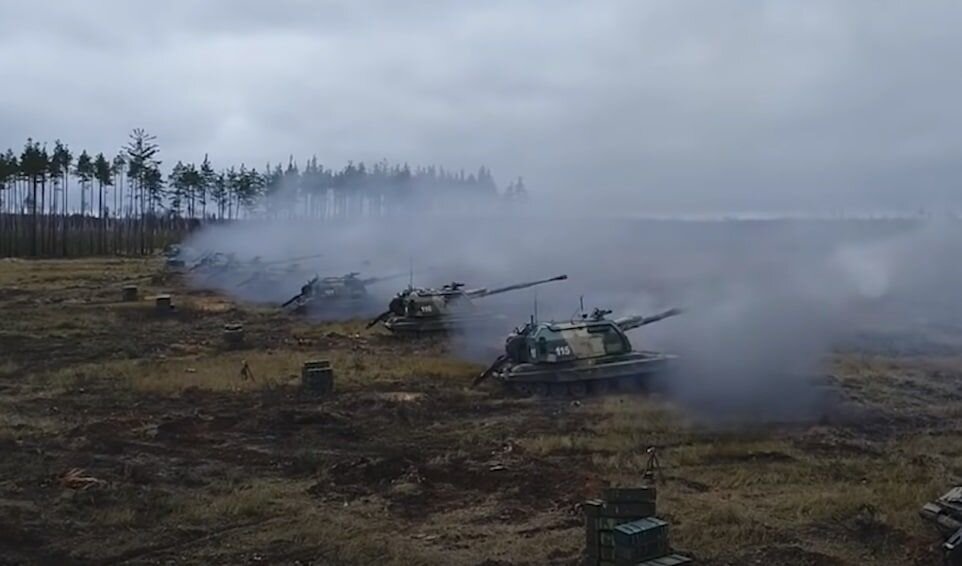 Самоходные гаубицы ведут  свою работу.  фото: картинки  яндекса.