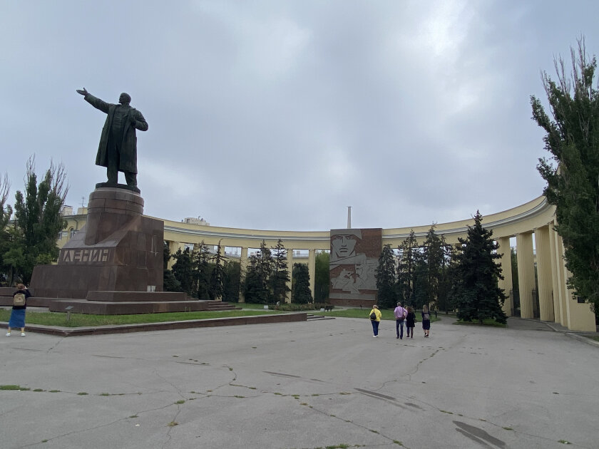 Достопримечательности волгограда рассказ. Волгоград за 3 дня самостоятельно. Парк у подножия мамаева кургана. Амфитеатр волгоград ночной. Развлечения в волгограде.