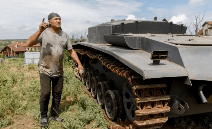 Этот StuG III волгоградец собрал с нуля.