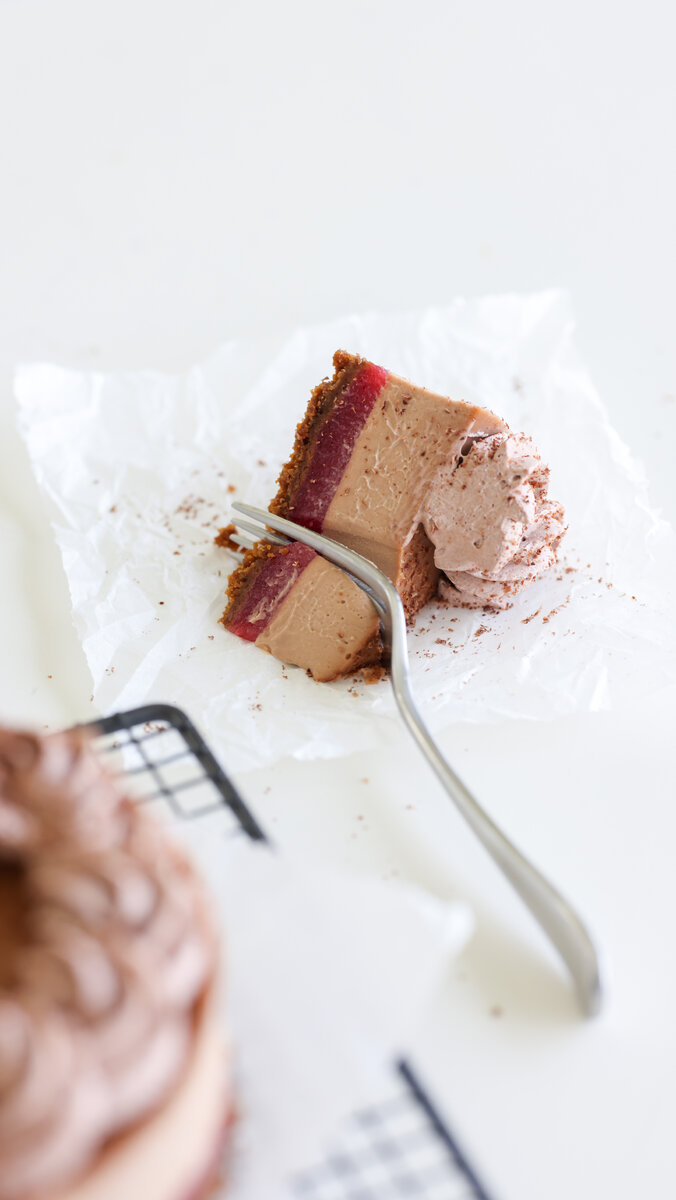 Чизкейк с составной начинкой: смородиновое конфи и шоколадная сырная часть