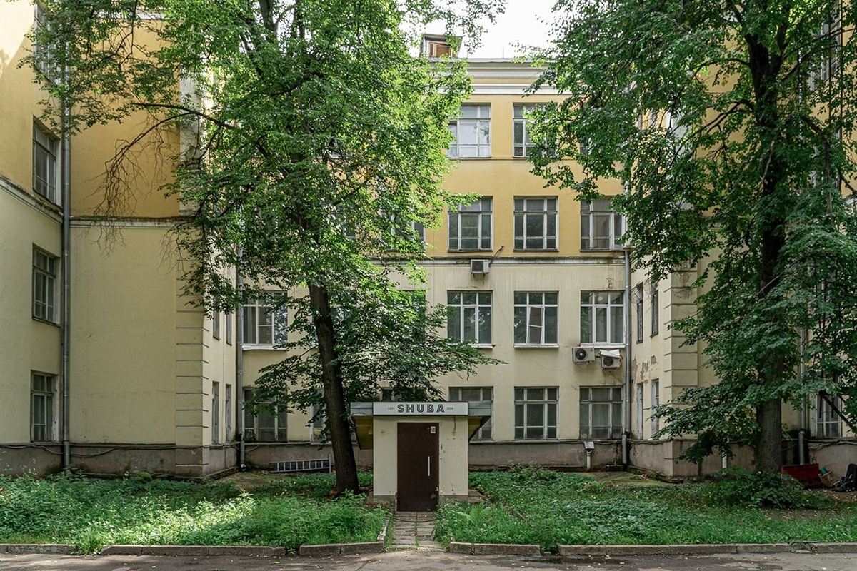 Колпачный переулок, 9А. Здесь располагался Институт международного рабочего движения. Источник https://games.aemar.org/view-https-storage.strelka.com. Весной этого года здания не стало, хотя защитники Ивановской горки пытались его отстоять. Теперь на этом месте будет бизнес-центр. Листайте!