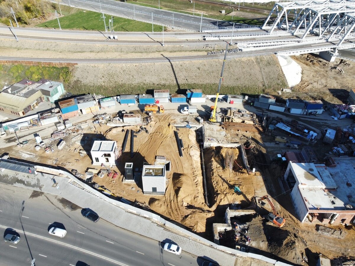 📷 1: Восточный вестибюль. Обратная засыпка практически завершена.