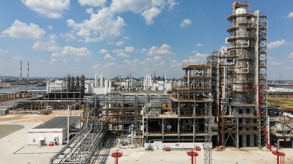 Волгоградский НПЗ. Нефтеперерабатывающий завод Волгоград. Волгоградский НПЗ Лукойл. Завод Лукойл Волгоград.
