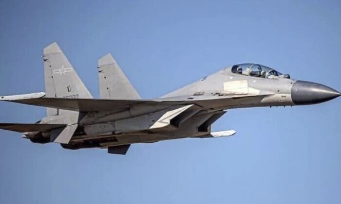 Фото. Китайский истребитель НОАК J-16. (Taiwan Ministry of Defense via AP)