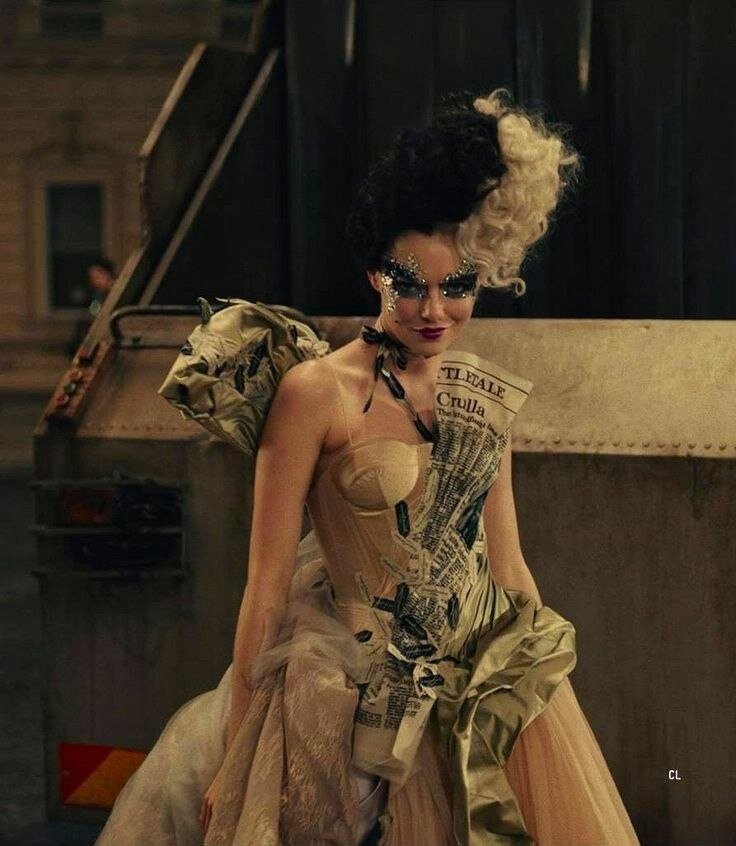 Мой любимый образ в фильме - это телесное платье с газетным декором и длинным шлейфом. Безумно сексуально! И черно-белое поле структурирует пастель. Без прически было бы не то. 