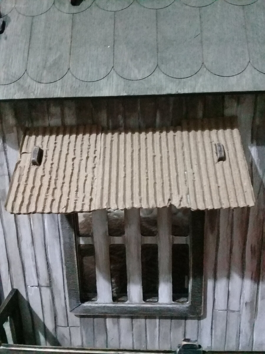 Первый слой картона на навесе