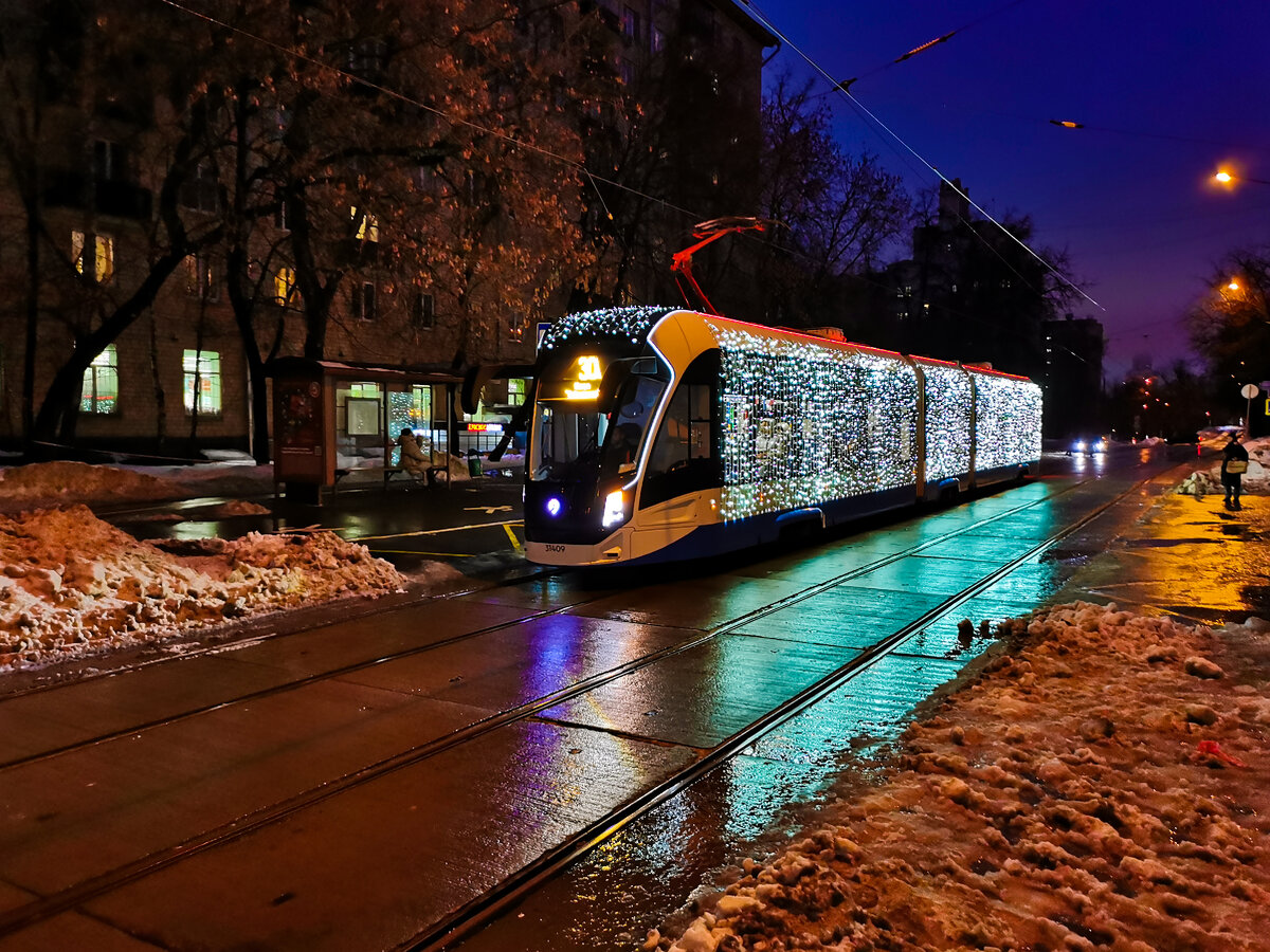 1-й Новоподмосковный переулок. Новогодний трамвай на маршруте № 30. 31 декабря 2022 года.