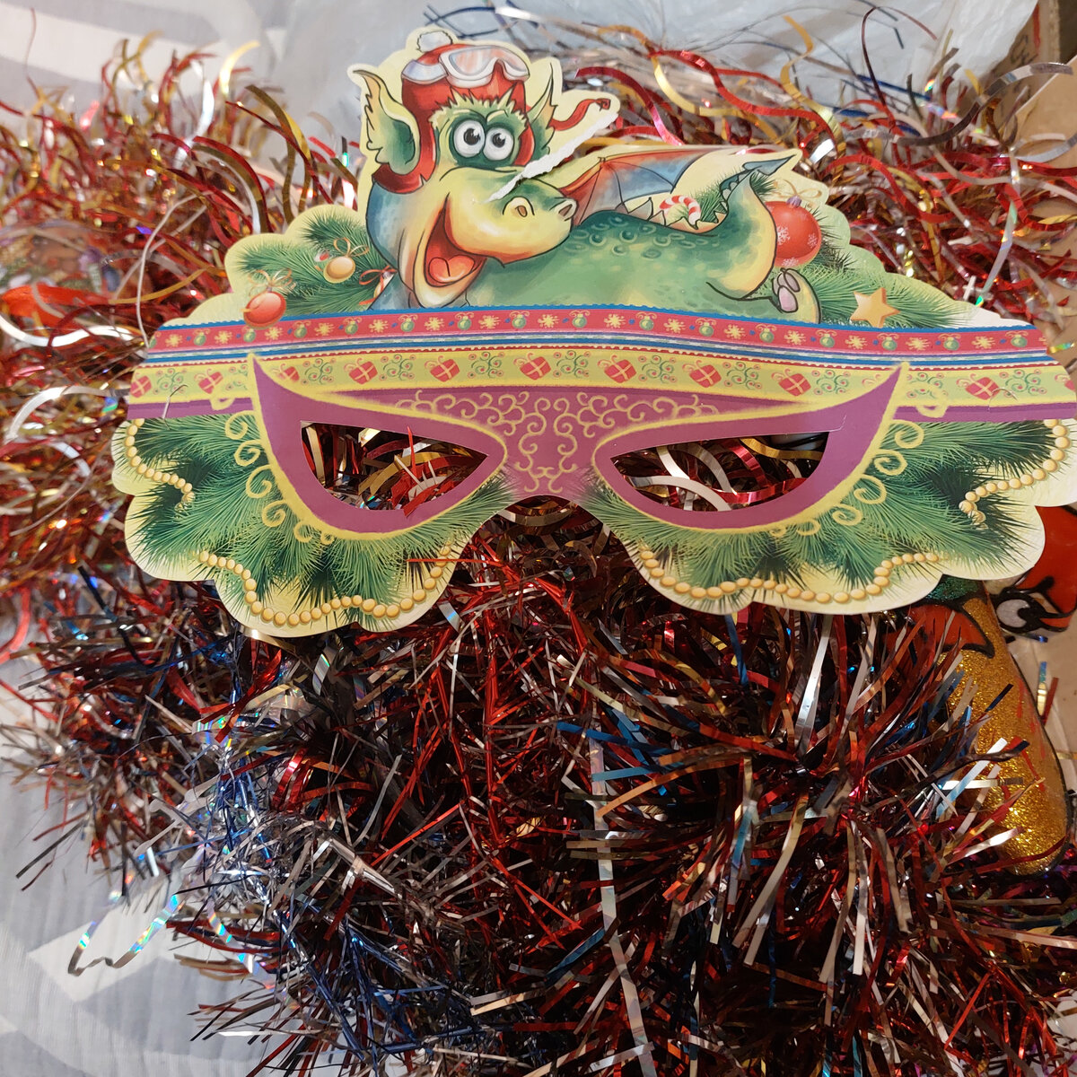 Эта маска для наших внуков оказалась не интересной , а вот для нас в году так  1966-69 было бы самое то! Мы тогда их делали сами и украшали битыми елочными игрушками.