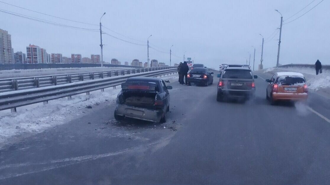     В областной столице 10 января на улице Профсоюзной столкнулись две «Лады». По данным подписчиков паблика «Авто Тюмень – ДТП», инцидент произошел днём по направлению в сторону заречной части города. Машины временно перекрыли одну полосу движения.