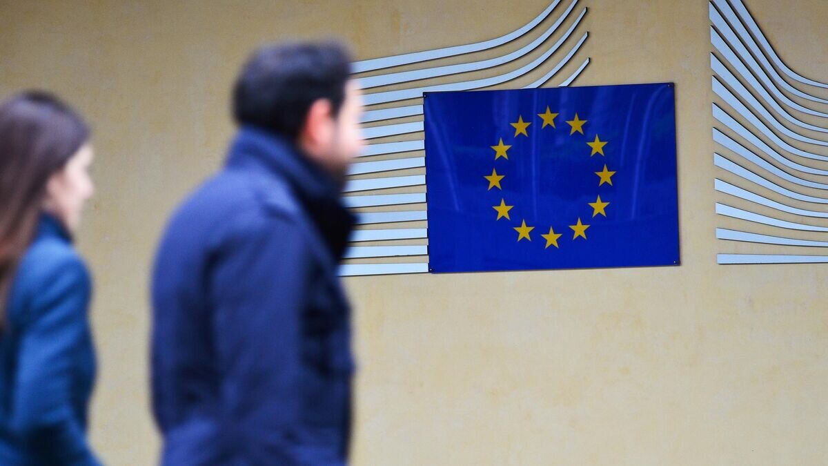    Прохожие у здания Европейской комиссии в Брюсселе © РИА Новости / Алексей Витвицкий