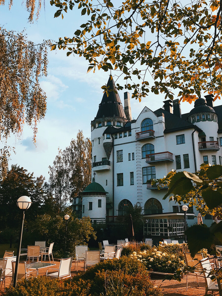 Замок-гостиница недалеко от вуза