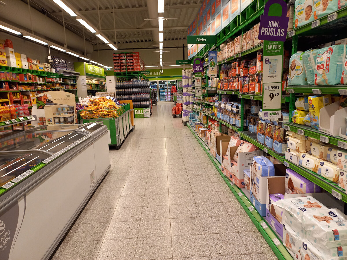 Норвежский супермаркет Немного покупателей в зале.