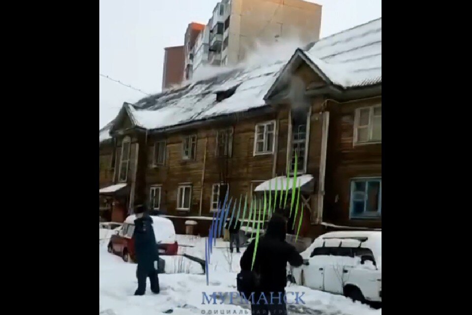     На месте пожара продолжают работать пожарно-спасательные подразделения. Фото: скин видео vk.com/murmanskgroup